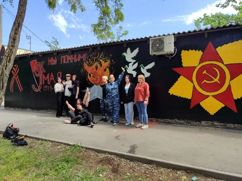 Изображение: Юные художники - студенты КТАУ(КСХТ) создали большое ГРАФФИТИ ПОБЕДЫ на улице Константиновска